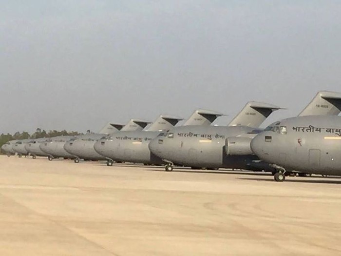 Không quân Ấn Độ trưng bày 10 máy bay vận tải C-17 (nguồn Thời báo Hoàn Cầu)