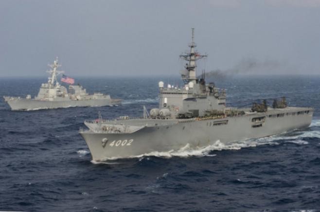 Tàu đổ bộ lớp Osumi Nhật Bản và tàu khu trục Aegis Mỹ trong cuộc diễn tập Keen Sword vào tháng 11 năm 2014