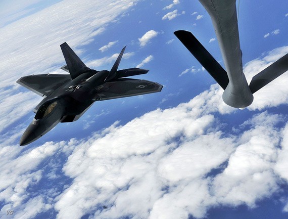 Máy bay chiến đấu F-22A Mỹ tại Nhật Bản tiến hành tiếp dầu trên không (ảnh tư liệu)