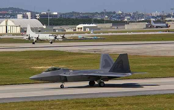 Máy bay chiến đấu F-22 Mỹ triển khai ở căn cứ Kadena, Okinawa, Nhật Bản