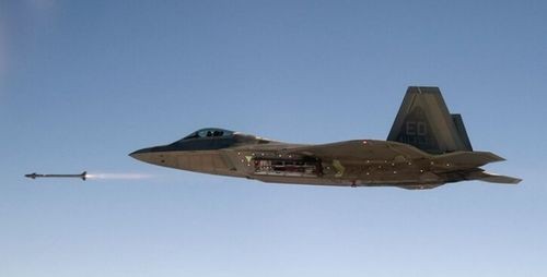 Máy bay chiến đấu F-22 Raptor Mỹ lần đầu tiên bắn tên lửa AIM-9X trong điều kiện siêu âm