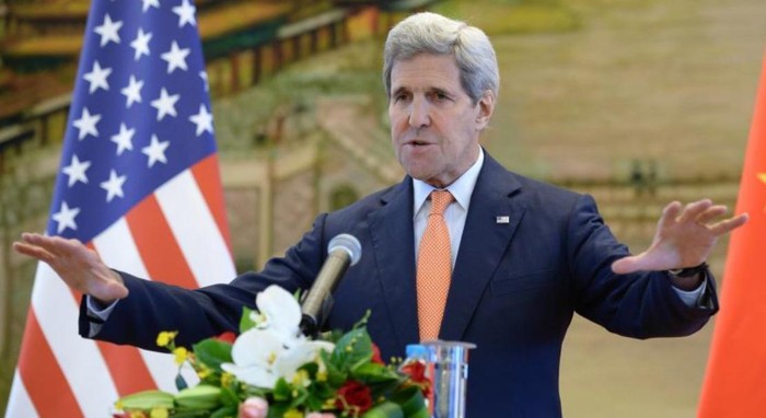 Ngày 16 tháng 5 năm 2015, tại Bắc Kinh, Ngoại trưởng Mỹ John Kerry thúc giục Trung Quốc áp dụng hành động, làm giảm tình hình căng thẳng xung quanh tranh chấp Biển Đông, bày tỏ quan ngại về hành vi bồi đắp, tôn tạo phi pháp của Bắc Kinh ở khu vực tranh chấp Biển Đông.