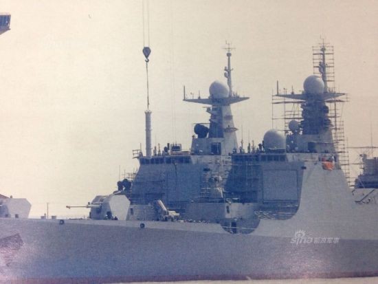4 tàu khu trục Type 052D Trung Quốc đồng thời xuất hiện ở nhà máy đóng tàu, tàu đóng mới có thể lắp tên lửa phòng không HHQ-9 (nguồn mạng sina Trung Quốc)