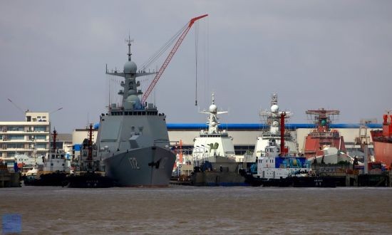 4 tàu khu trục Type 052D Trung Quốc đồng thời xuất hiện ở nhà máy đóng tàu (nguồn mạng sina Trung Quốc)