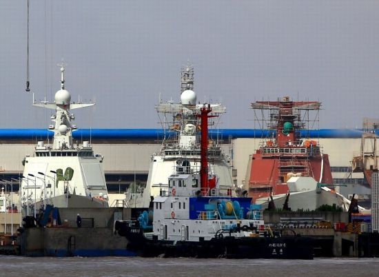 4 tàu khu trục Type 052D Trung Quốc đồng thời xuất hiện ở nhà máy đóng tàu (nguồn mạng sina Trung Quốc)