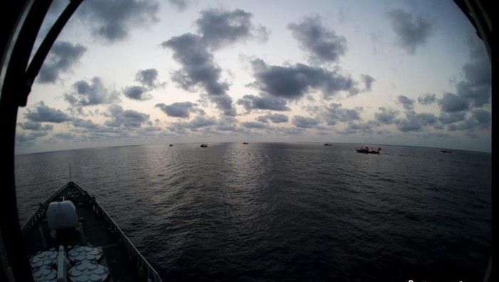 Tàu khu trục tên lửa Tế Nam số hiệu 152 Type 052C của Hạm đội Đông Hải hộ tống 8 tàu cá viễn dương của Trung Quốc ở vịnh Aden