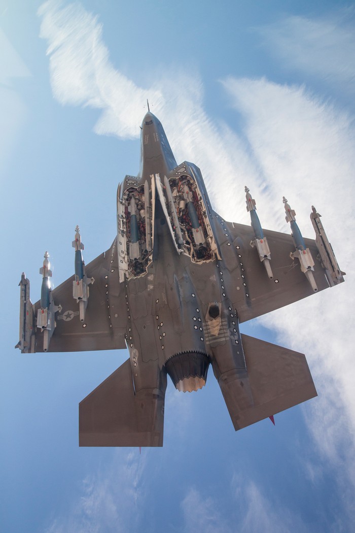 Máy bay chiến đấu F-35 trang bị các tên lửa đối không AIM9X, AIM120C, bom dẫn đường vệ tinh JDAM, bom dẫn đường laser GBU12...