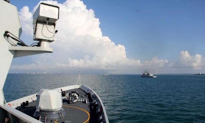 Tàu hộ vệ tên lửa Ngọc Lâm số hiệu 569 của Hạm đội Nam Hải, Hải quân Trung Quốc đến Singapore tham gia hoạt động giao lưu quân sự (nguồn báo Nhân Dân, Trung Quốc)