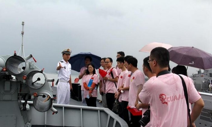 Tàu hộ vệ tên lửa Ngọc Lâm số hiệu 569 của Hạm đội Nam Hải, Hải quân Trung Quốc đến Singapore tham gia hoạt động giao lưu quân sự (nguồn báo Nhân Dân, Trung Quốc)