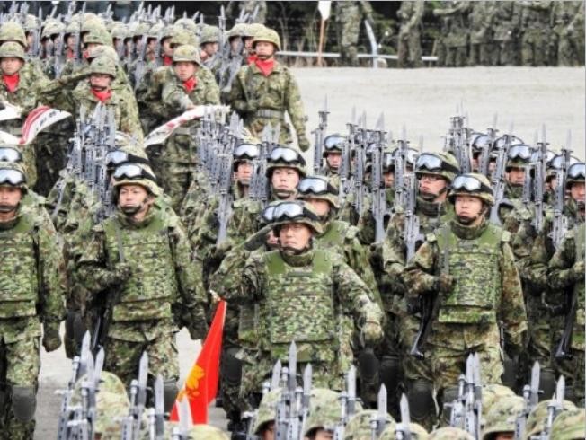 Một đơn vị của Lực lượng Phòng vệ Mặt đất duyệt binh vào ngày 19 tháng 4 năm 2015 (nguồn mạng sina Trung Quốc)