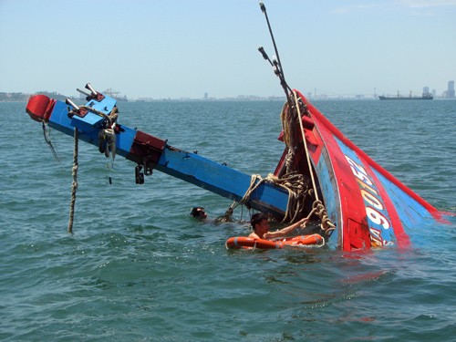 Tàu cá Việt Nam khi bị tàu Chính phủ Trung Quốc tấn công ở vùng biển chủ quyền của Việt Nam năm 2014 (ảnh tư liệu)