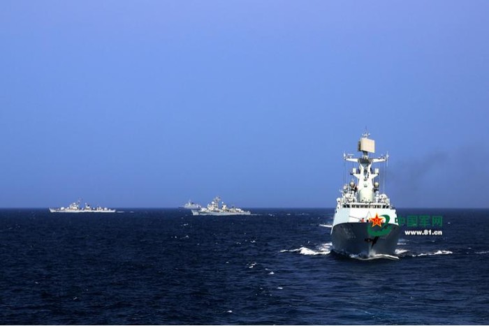 Đầu tháng 5 năm 2015, chi đội tàu khu trục Hạm đội Nam Hải tổ chức tập trận phòng không, chống hạm, săn ngầm một cách lén lút (nguồn 81.cn)