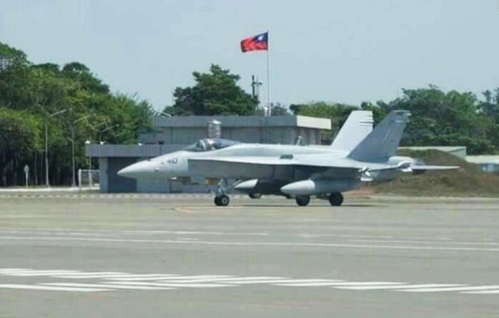 Ngày 1 tháng 4 năm 2015, máy bay chiến đấu F-18 Mỹ buộc phải hạ cánh xuống Đài Loan (nguồn mạng sina Trung Quốc)
