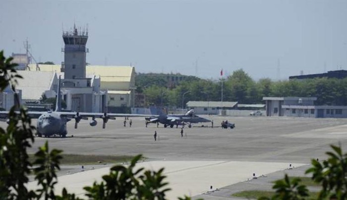 Ngày 1 tháng 4 năm 2015, máy bay chiến đấu F-18 Mỹ buộc phải hạ cánh xuống Đài Loan (nguồn mạng sina Trung Quốc)
