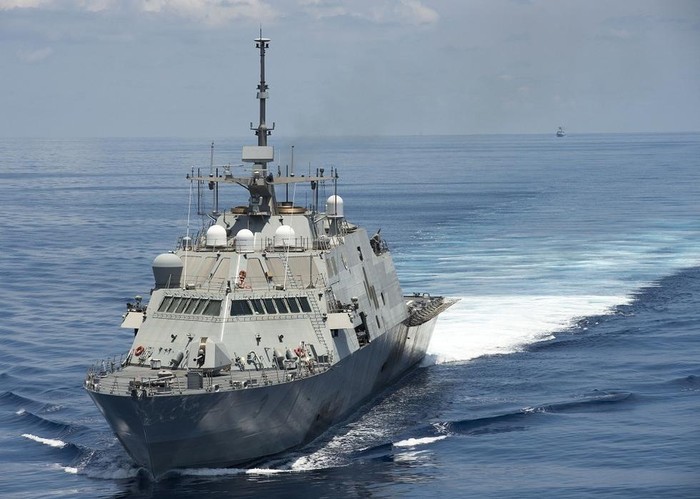 Tàu tuần duyên USS Fort Worth Hải quân Mỹ hoạt động ở gần đảo Trường Sa của Việt Nam, bị tàu hộ vệ Diêm Thành (biên chế cho Hạm đội Bắc Hải, Hải quân Trung Quốc vào năm 2012) theo dõi (nguồn báo Hoàn Cầu, Trung Quốc)