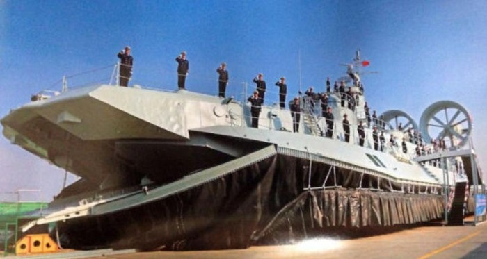 Chiếc tàu đổ bộ đệm khí lớp Zubr đầu tiên bàn giao chính thức cho Hải quân Trung Quốc (nguồn mạng sina Trung Quốc)