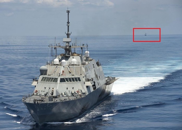 Tàu tuần duyên USS Fort Worth Hải quân Mỹ tuần tra ở gần đảo Trường Sa của Việt Nam, bị tàu hộ vệ Diêm Thành (biên chế cho Hạm đội Bắc Hải, Hải quân Trung Quốc vào năm 2012) theo dõi (nguồn báo Hoàn Cầu, Trung Quốc)
