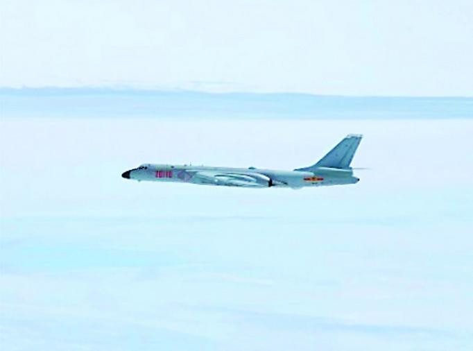 Ngày 21 tháng 5 năm 2015, Trung Quốc điều 2 máy bay ném bom bay qua eo biển Myako, đến Tây Thái Bình Dương tiến hành tập trận biển xa. Hình ảnh này do Nhật Bản công bố