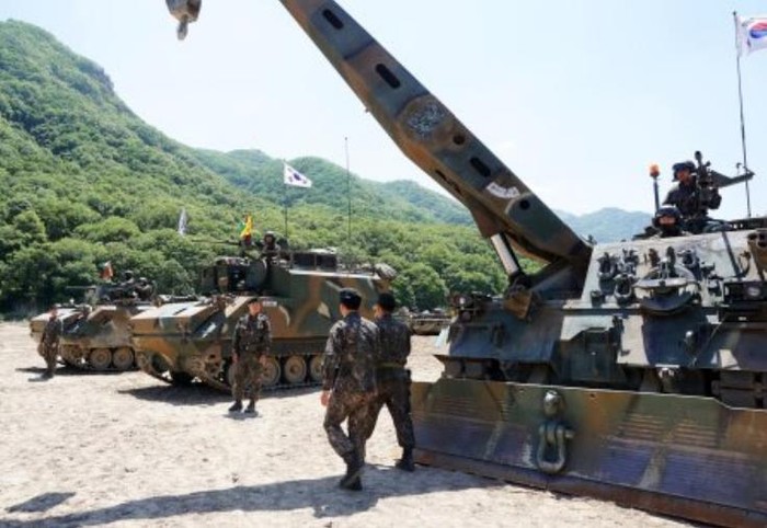 Xe chiến đấu của Lục quân Hàn Quốc tham gia bắn đạn thật ở khu vực biên giới Gangwon ngày 20 tháng 5 năm 2015