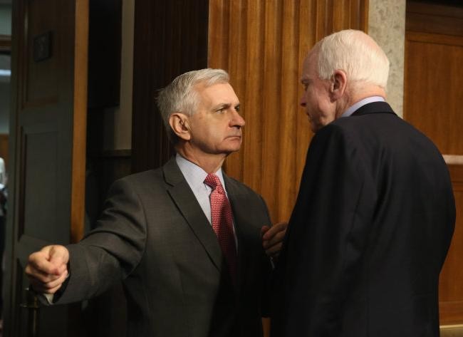 Hai thượng nghị sĩ Mỹ John McCain và Jack Reed trong một phiên điều trần của Quốc hội Mỹ