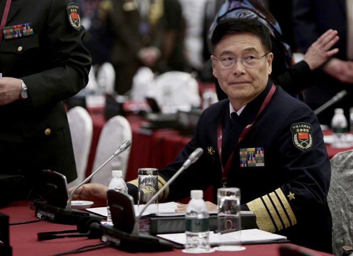 Tôn Kiến Quốc - Phó Tổng tham mưu trưởng Quân đội Trung Quốc tại Đối thoại Shangri-La 2015. Ông này không dám trả lời trực diện các câu hỏi của phóng viên về Biển Đông - Trung Quốc vẫn có hành vi kiểu này