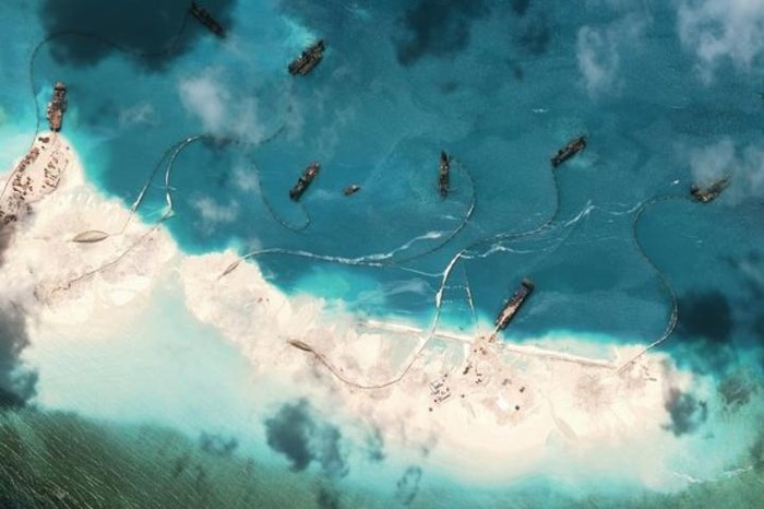 Hình ảnh vệ tinh ngày 17 tháng 3 năm 2015 về đá Vành Khăn thuộc quần đảo Trường Sa của Việt Nam, bị Trung Quốc xâm chiếm năm 1995 và đang xây dựng bất hợp pháp thành đảo nhân tạo (nguồn Thời báo New York)