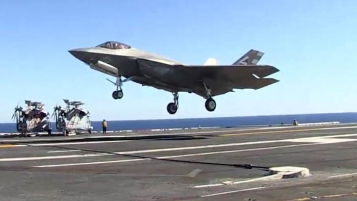 Máy bay chiến đấu F-35C cất cánh trên tàu sân bay USS Nimitz ngày 3 tháng 10 năm 2014