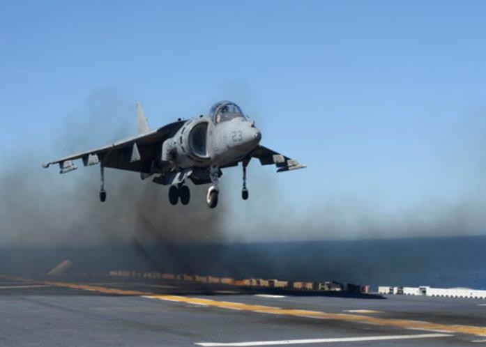 Máy bay chiến đấu cất hạ cánh thẳng đứng AV-8B của Hải quân Mỹ