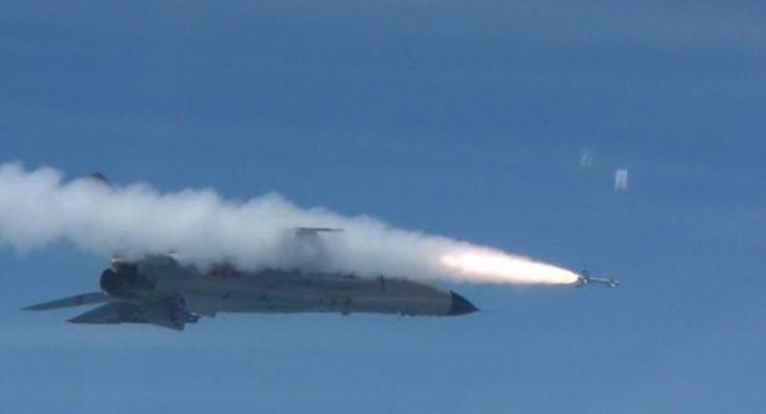 Trung tuần tháng 5 năm 2015, Hải quân Trung Quốc công khai tên lửa không đối không PL-8 phóng từ máy bay chiến đấu Phi Báo