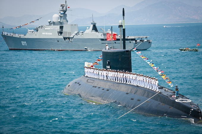 Tàu ngầm, tàu nổi Hải quân Việt Nam tham gia diễu binh kỷ niệm 60 năm thành lập hải quân