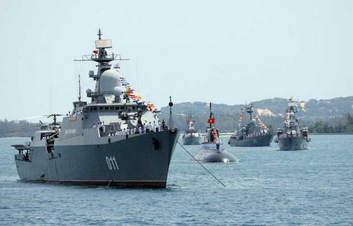 Tàu chiến Hải quân Việt Nam tham gia diễu binh trên biển kỷ niệm 60 năm thành lập hải quân