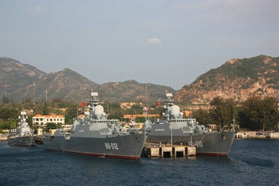 Tàu hộ vệ tên lửa Lý Thái Tổ HQ-012 và Đinh Tiên Hoàng HQ-011 của Hải quân Việt Nam