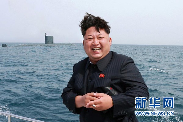 Nhà lãnh đạo CHDCND Triều Tiên Kim Jong-ul theo dõi hoạt động bắn thử tên lửa từ tàu ngầm