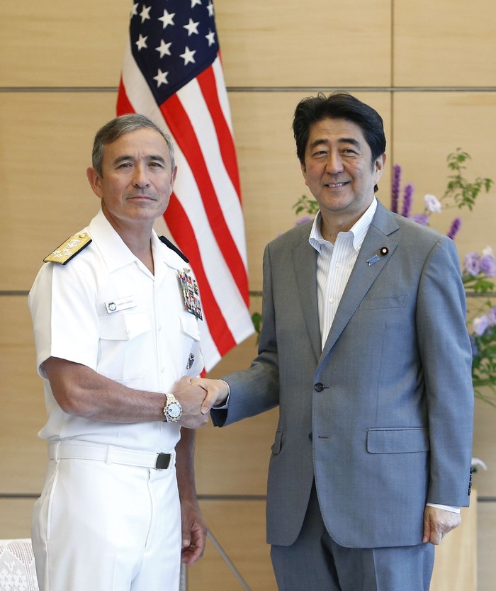 Ngày 12 tháng 6 năm 2015, Thủ tướng Nhật Bản Shinzo Abe hội kiến với Tư lệnh Thái Bình Dương Mỹ Harry Harris