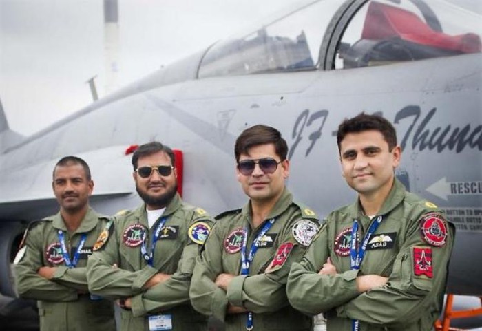 Phi công máy bay chiến đấu hạng nhẹ JF-17 Thunder Pakistan bay biểu diễn ở Triển lãm hàng không vũ trụ quốc tế Paris 2015