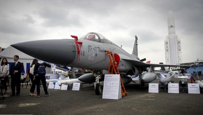 Máy bay chiến đấu hạng nhẹ JF-17 Thunder được Pakistan trưng bày ở Triển lãm hàng không vũ trụ quốc tế Paris 2015