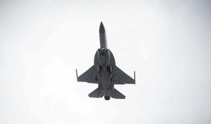 Máy bay chiến đấu hạng nhe JF-17 Thunder Pakistan lần đầu tiên bay biểu diễn ở Triển lãm hàng không vũ trụ quốc tế Paris 2015