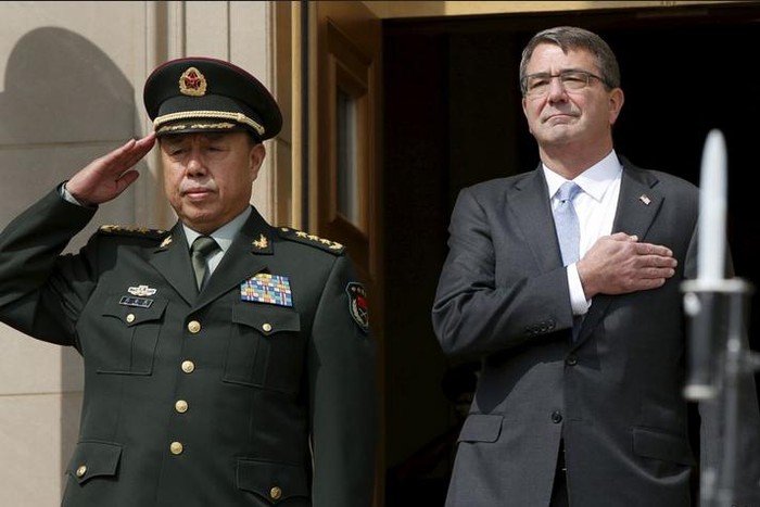 Phó Chủ tịch Quân ủy Trung ương Trung Quốc Phạm Trường Long (trái) vừa có chuyến thăm Mỹ, hội đàm với Bộ trưởng Quốc phòng Mỹ Ashton B. Carter (phải)