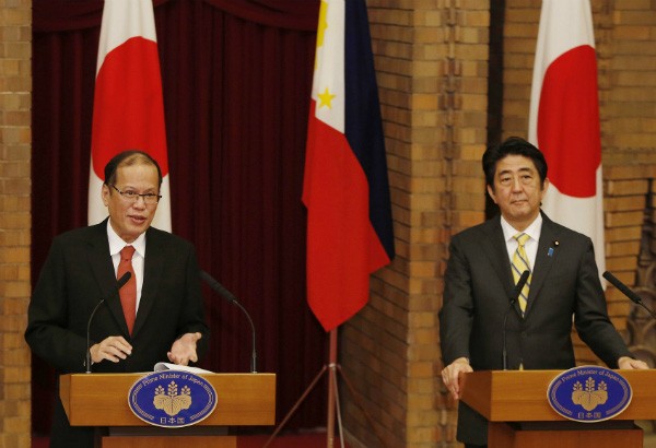 Trong thời gian thăm Nhật Bản vừa qua, Tổng thống Philippines Benigno Aquino (trái) coi hành vi gặm nhấm lãnh thổ ở Biển Đông của giới cầm quyền Trung Quốc là hành vi phát xít, có thể gây ra Chiến tranh thế giới tiếp theo.