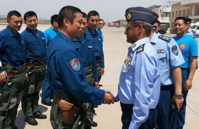 Tham mưu trưởng Không quân Pakistan Sohail Aman thăm quan máy bay Trung Quốc