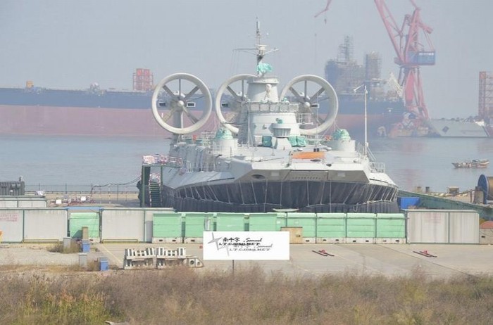 Tàu đổ bộ đệm khí Zubr Trung Quốc mua của Ukraine đã lắp vũ khí. Trung Quốc không trả khoản tiền 11 triệu USD cho Ukraine