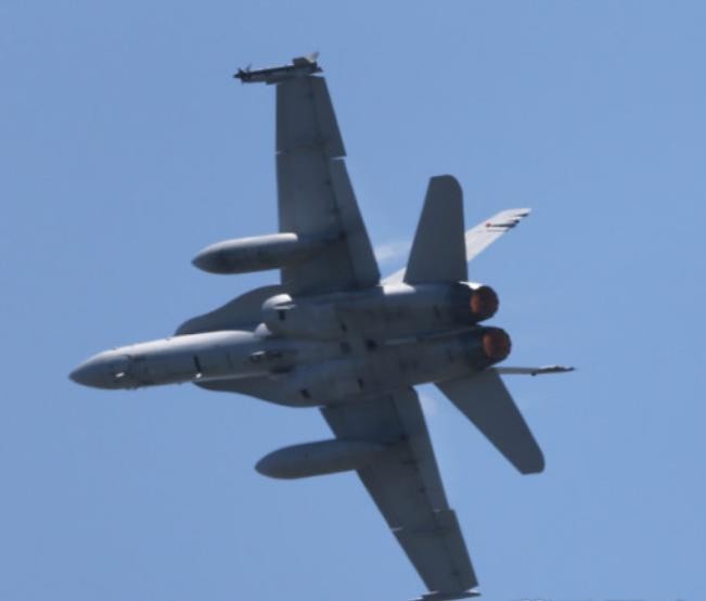 Ngày 1 tháng 4 năm 2015, máy bay chiến đấu F-18 Mỹ hạ cánh khẩn cấp xuống Đài Loan
