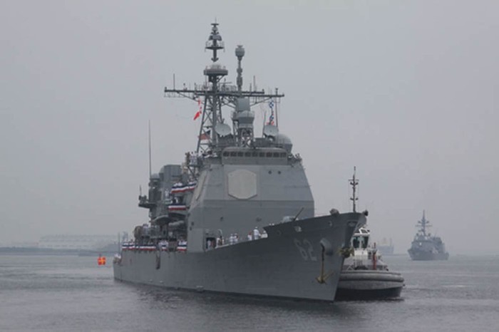 Tàu tuần dương USS Chancellorsville được trang bị hệ thống Aegis Baseline 9, đến Yokosuka, Nhật Bản