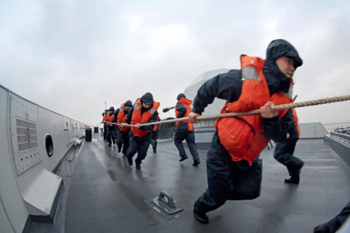 Binh sĩ Trung Quốc huấn luyện trên biển (nguồn mạng quân sự sina Trung Quốc)