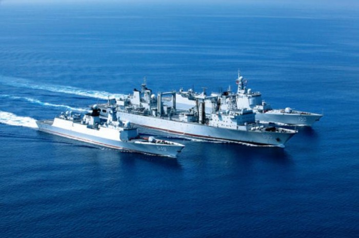 Tàu chiến Hải quân Trung Quốc tiến hành tiếp tế trên biển (nguồn mạng quân sự sina Trung Quốc)
