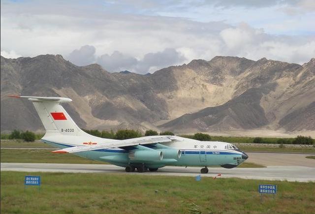 Máy bay vận tải cỡ lớn IL-76 của Không quân Trung Quốc, mua của Nga