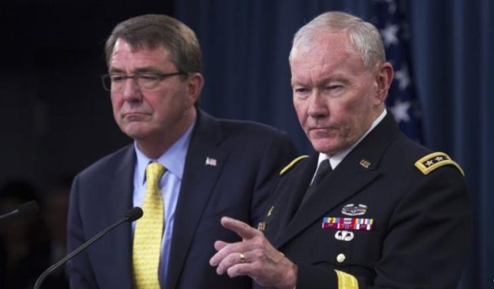 Bộ trưởng Quốc phòng Mỹ Ashton B. Carter và Chủ tịch Hội đồng tham mưu trưởng Liên quân Mỹ tại lễ công bố &quot;Chiến lược quân sự quốc gia&quot; ngày 1 tháng 7 năm 2015