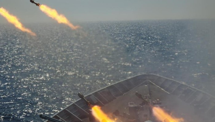 Vào trung tuần tháng 6 năm 2015, Hạm đội Nam Hải, Hải quân Trung Quốc tiến hành tập trận săn ngầm, phòng không bắn đạn thật trên Biển Đông