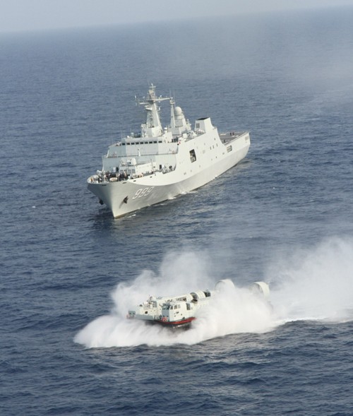 Ngày 20 tháng 3 năm 2013, tàu đổ bộ cỡ lớn Tỉnh Cương Sơn Type 071 và tàu đệm khí của Hạm đội Nam Hải tiến hành tập trận ở Biển Đông (ảnh tư liệu)