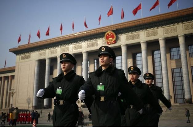 Lực lượng cảnh sát vũ trang Trung Quốc trước Đại lễ đường nhân dân Bắc Kinh